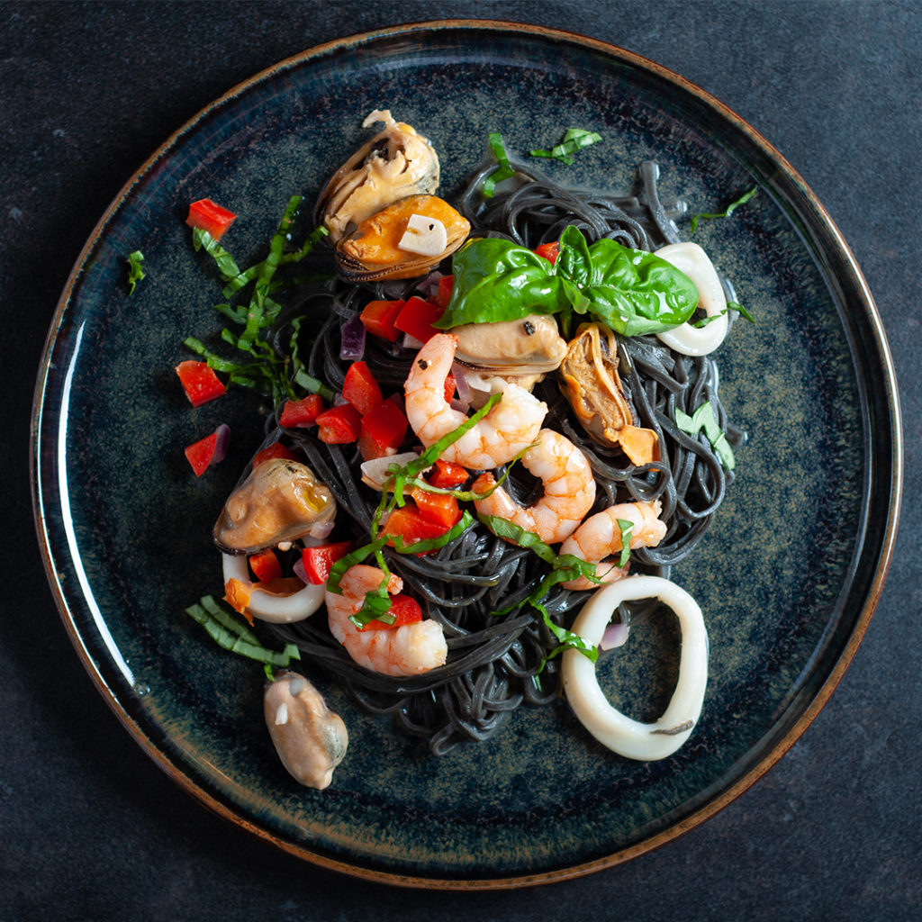 Schwarze Pasta mit Meeresfrüchten