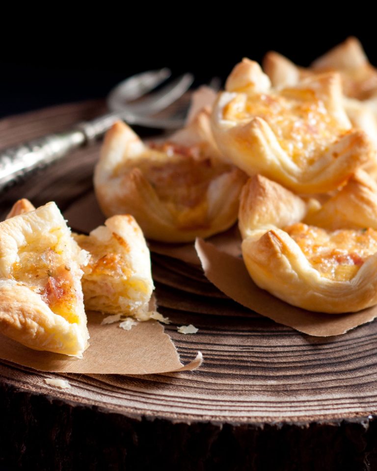 Herzhafte Blätterteig-Muffins mit Käse und Schinken - Rezept | Was esse ...