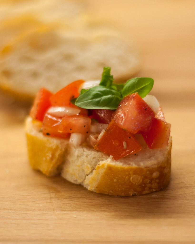 Bruschetta mit Tomaten, Zwiebeln und Basilikum - Rezept | Was esse ich ...