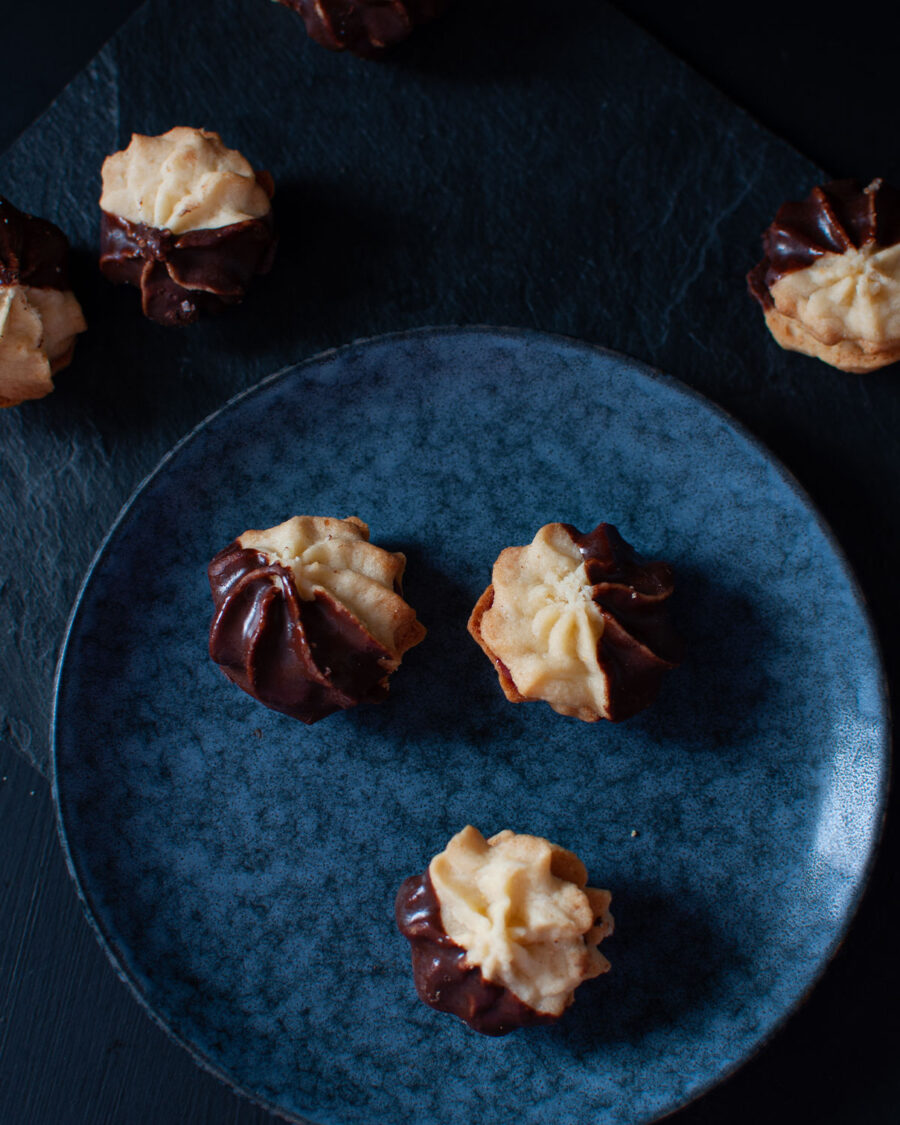 Marzipan-Spritzgebäck mit Kirschfüllung - Rezept | Was esse ich heute?